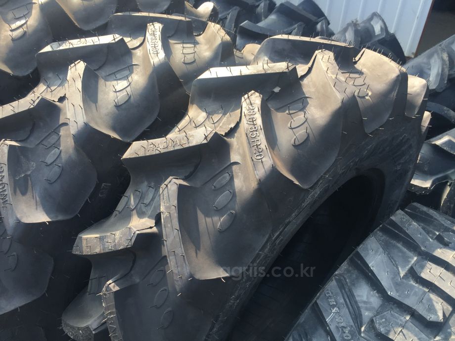 BKT 트랙터용 타이어 <b>11.2-20</b>(래디얼일반 280/85 R20) 사진1