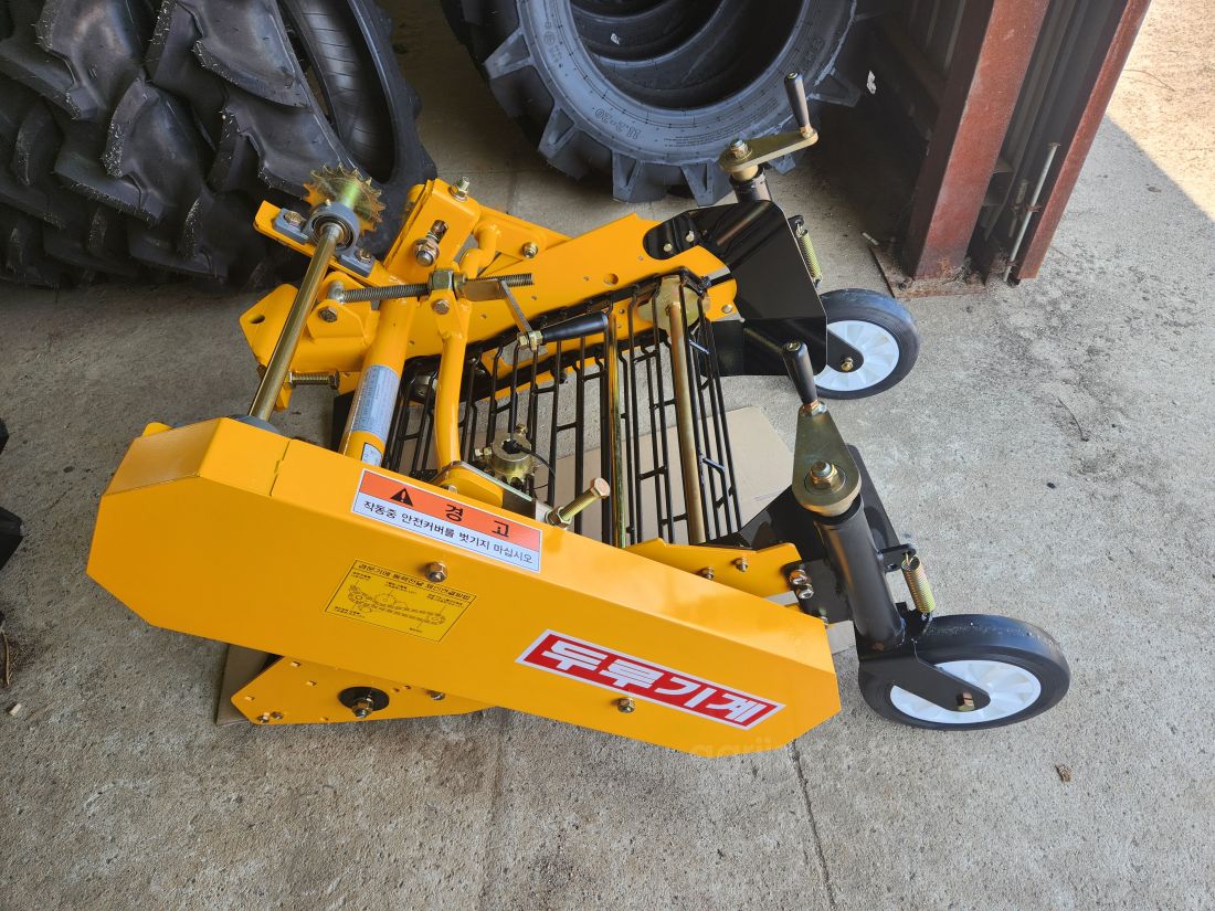 두루<b>기</b>계(한국) 감자수확<b>기</b>(경운<b>기</b>용) DRI모델(핸들조절식 미륜) 사진1