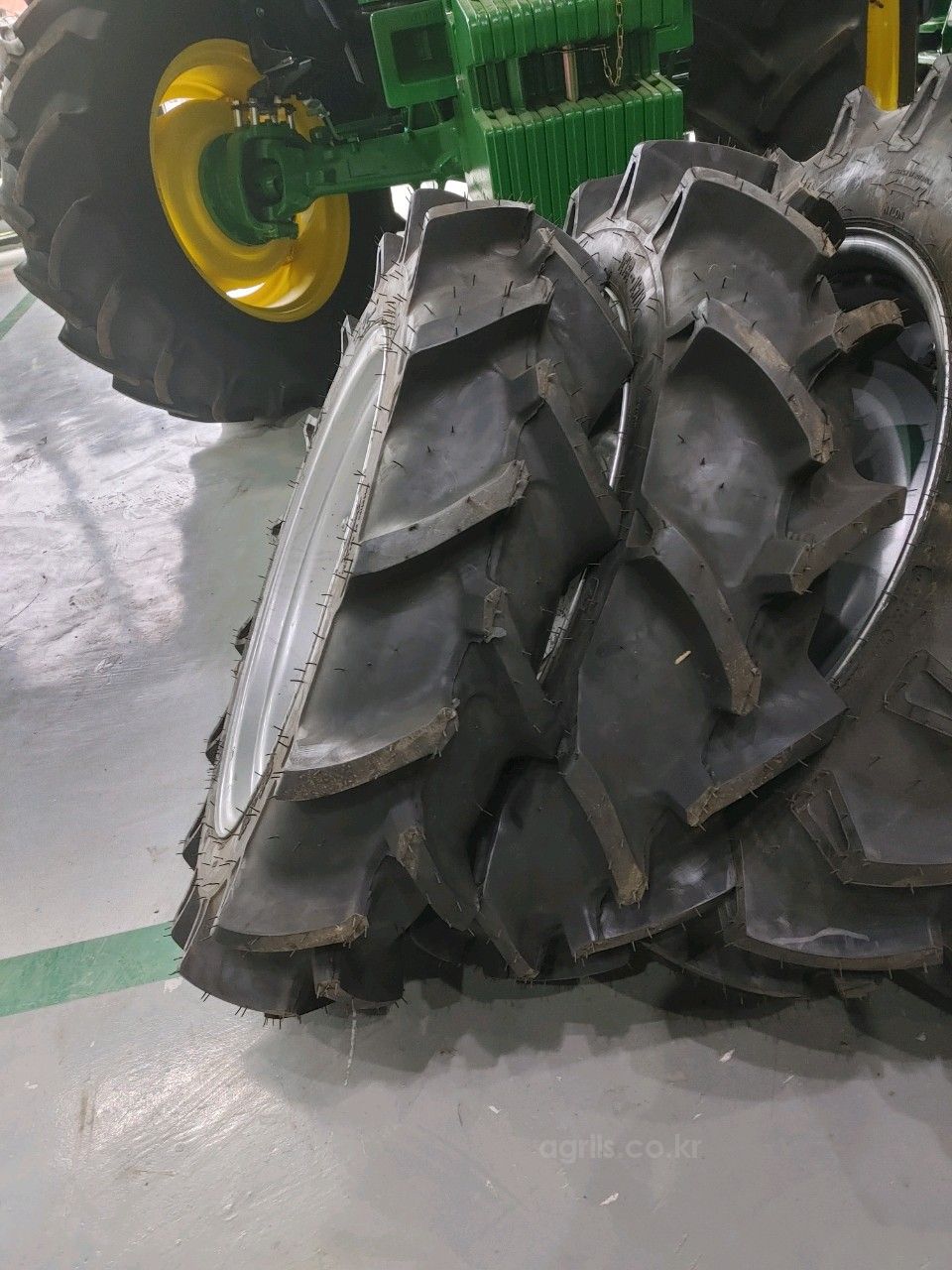 BKT 소폭<b><b>타이어</b></b> 8.3-24 <b><b>타이어</b></b><b>휠</b>조합 사진2