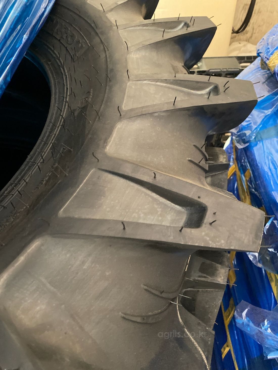 흥아(TIRON) 617신형 트랙터용 타이어 16.9-30 사진2