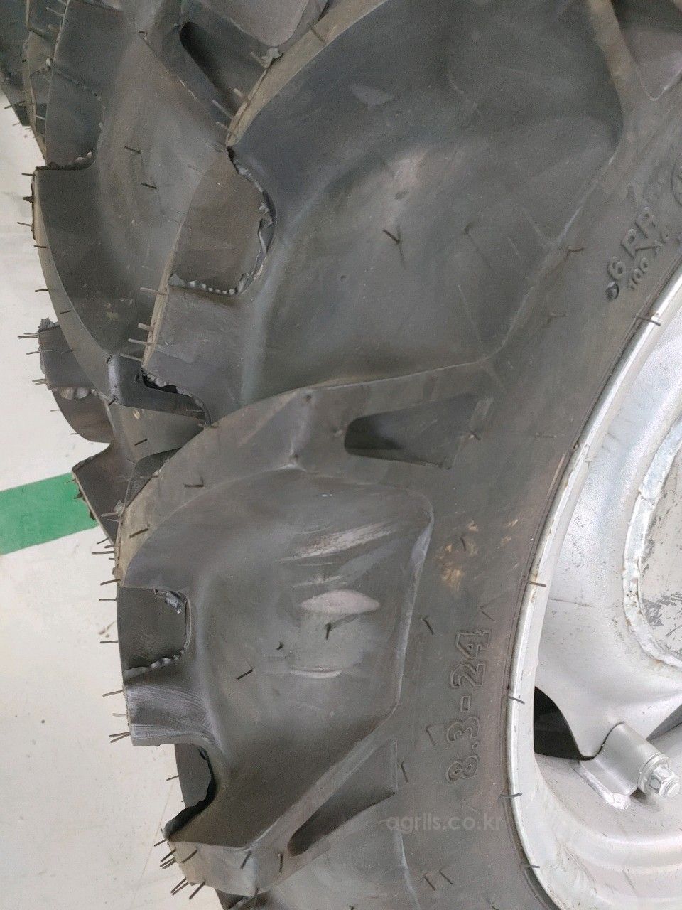 BKT 소폭타이어 8.3-24 타이어휠조합 사진3