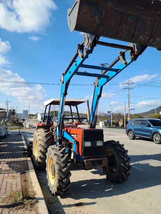 뉴홀랜드 트랙터 80-66D (80마력) 앞좌측면