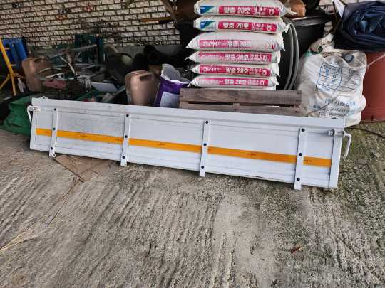  5톤 뒷문짝 정품 5톤 뒷문짝 정품  앞좌측면