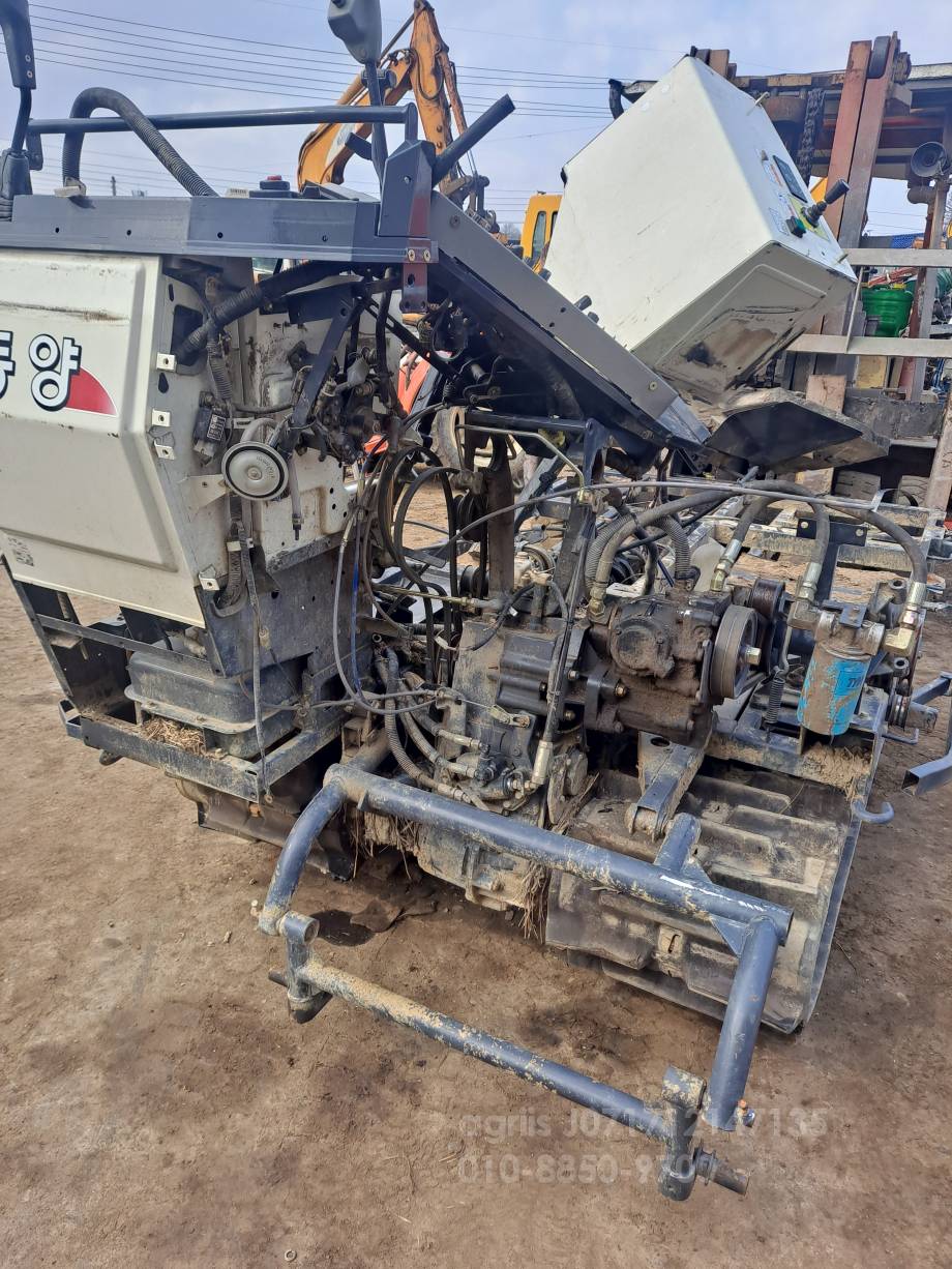 TYM 콤바인 C805G (5조식) 뒤우측면