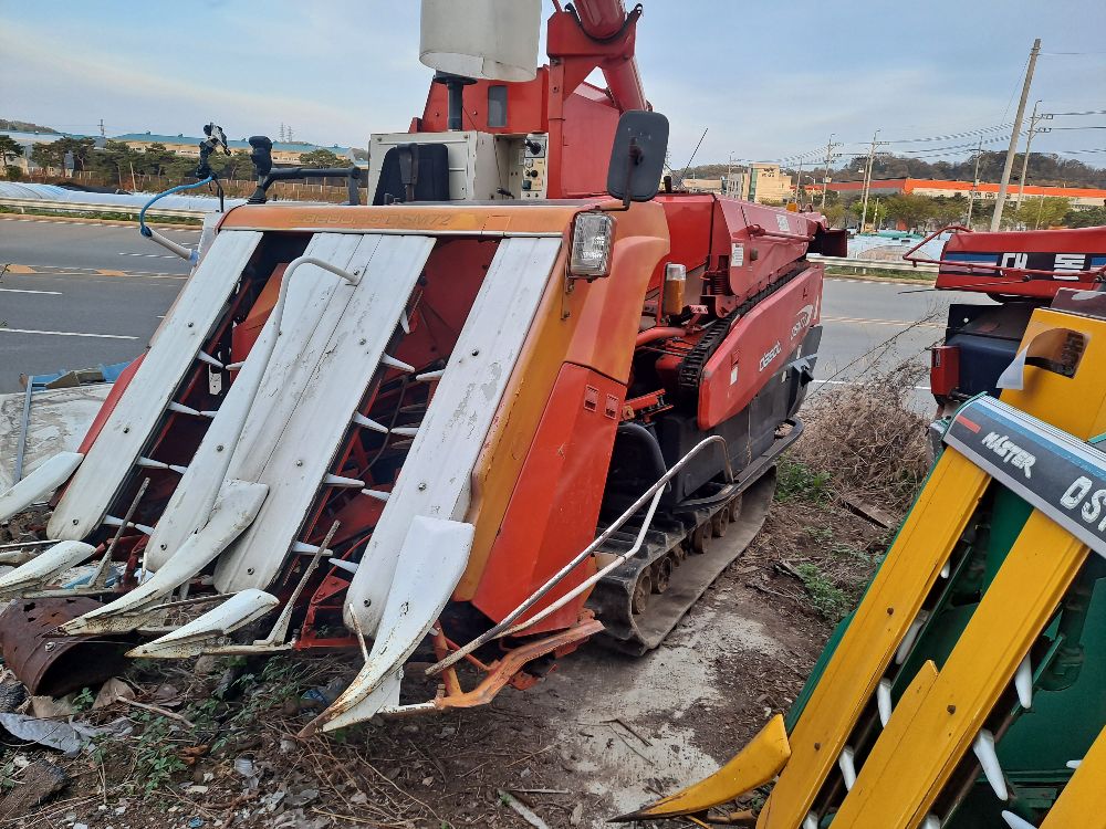 대동 콤바인 DSM72 (4조식) 앞좌측면