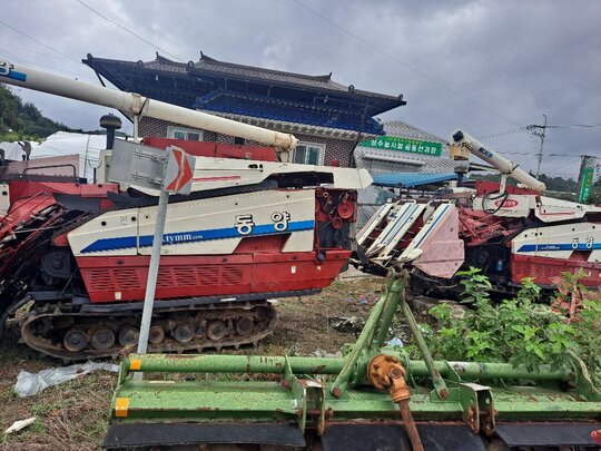 TYM 콤바인 HU6500G (4조식) 앞좌측면