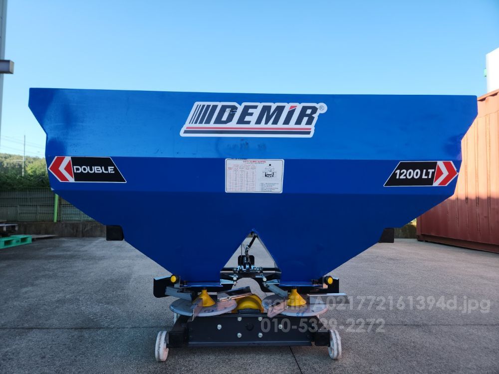  Fertilizer Spreader 비료모델1000L,1200L  뒤우측면