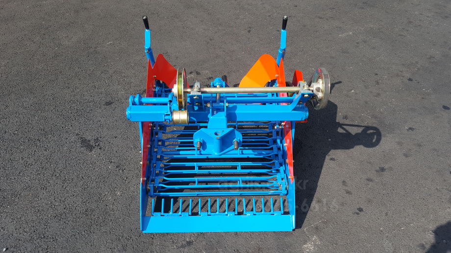  감자.고구마 수확기 감자.고구마 수확기  뒤우측면