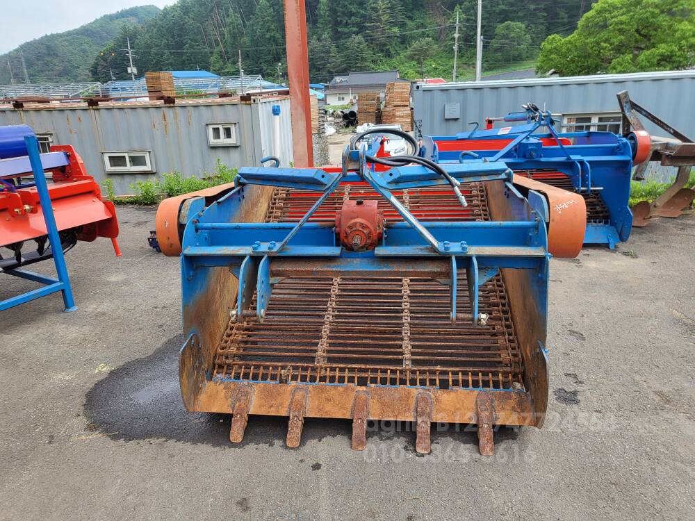 인삼. 약초 땅 인삼. 약초 땅속작물 수확기 1500 인삼. 약초 땅속작물 수확기 1500 뒤우측면