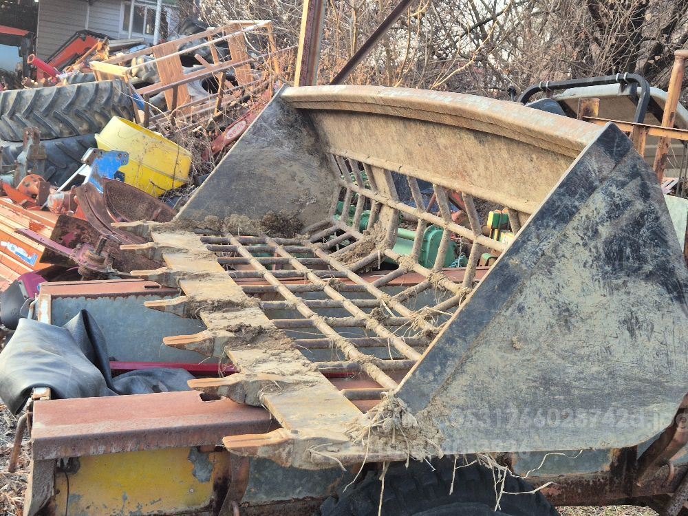  돌 고르는 버켓 돌고르는 버켓  뒤우측면