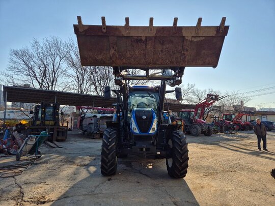 뉴홀랜드 트랙터 T5 130 (130마력) 앞좌측면