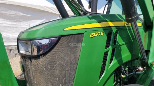 JohnDeere Tractor 6120E (120hp)