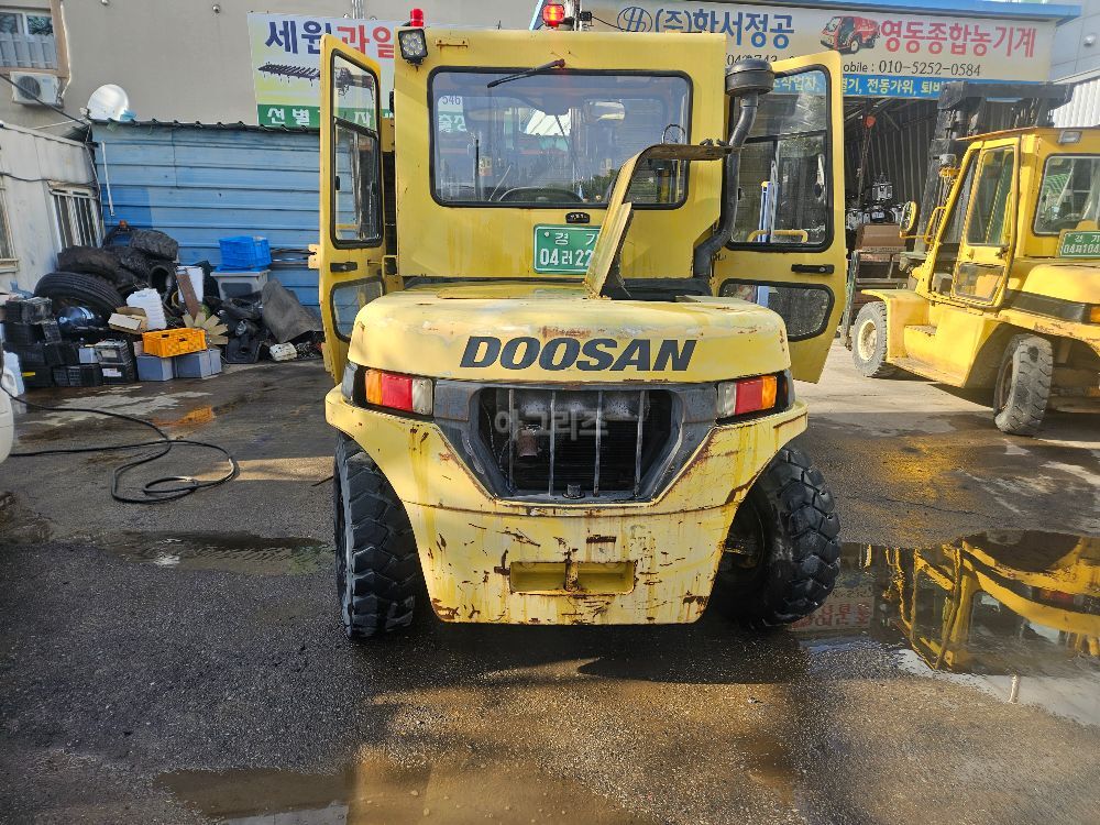  지게차 D5 (5톤) 뒤우측면