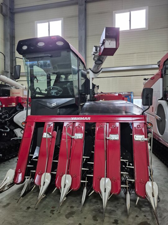 얀마 콤바인 YH7140 (7조식) 앞좌측면