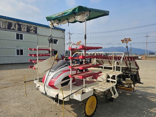 Yanmar Rice transplanter YR8DZA (8Rows) 앞좌측면