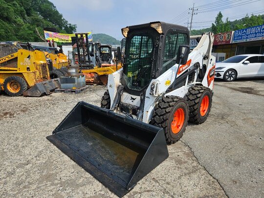 BOBCAT 스키드로더 S590 앞좌측면