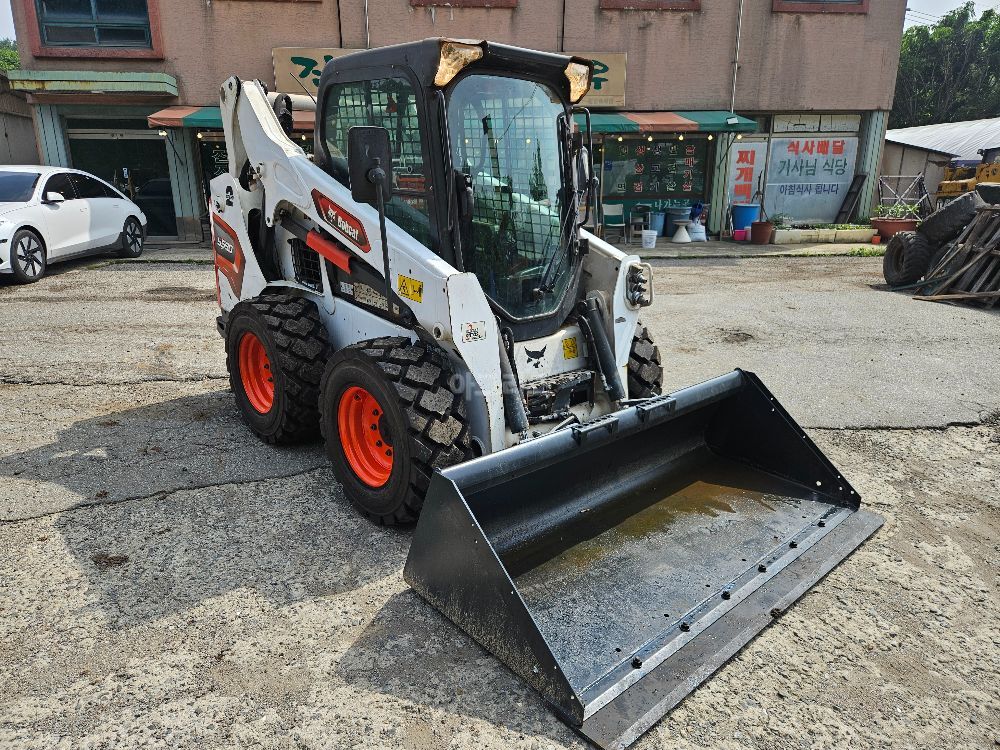 BOBCAT 스키드로더 S590 뒤우측면