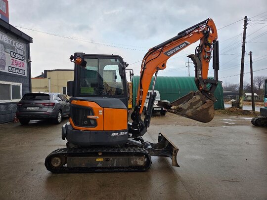  굴삭기 미니(포크레인) 두산 디벨론 DX35캐빈형 (3.5톤) 앞좌측면