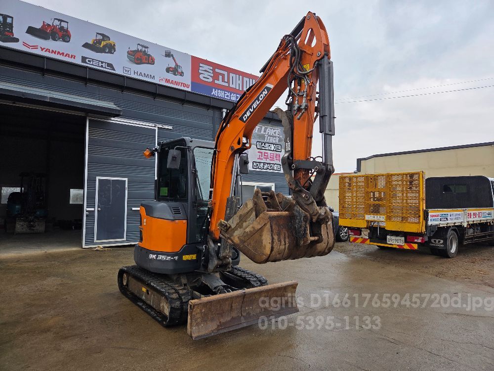  굴삭기 미니(포크레인) 두산 디벨론 DX35캐빈형 (3.5톤) 뒤우측면