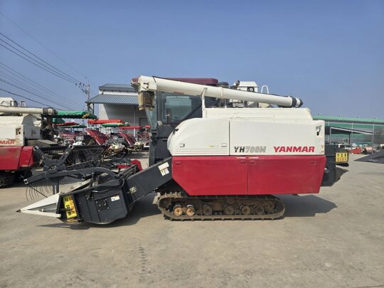 Yanmar Combine Harvester YH700M (보통형) 앞좌측면