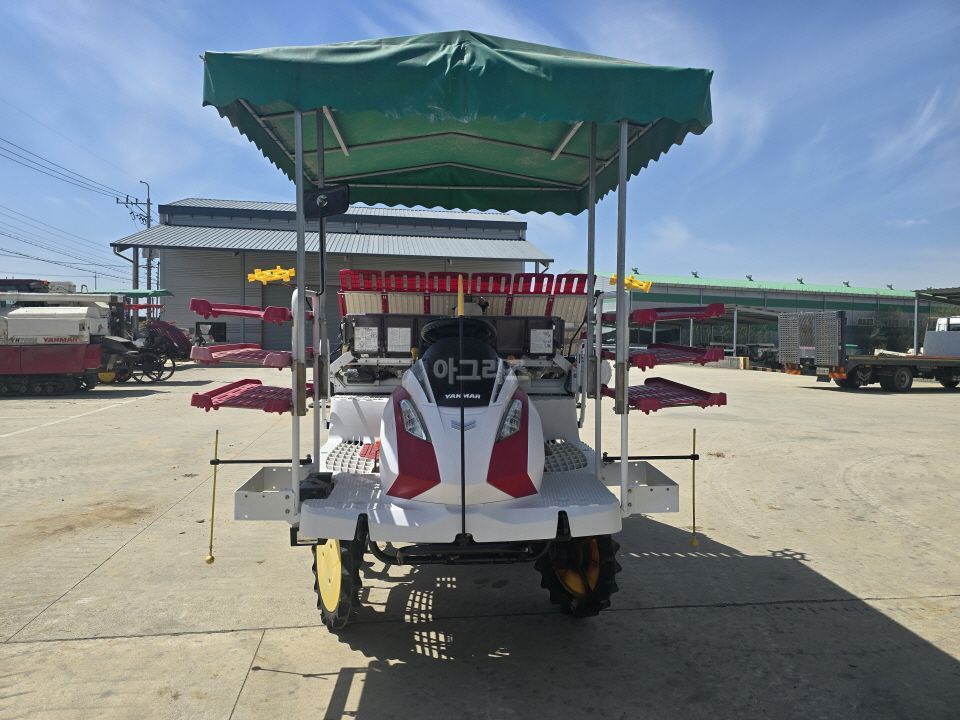 얀마 이앙기 YR6DZ-F (6조식) 뒤우측면