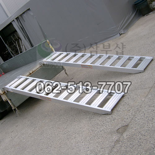  상하차 발판사다리 상하차 발판사다리  뒤우측면
