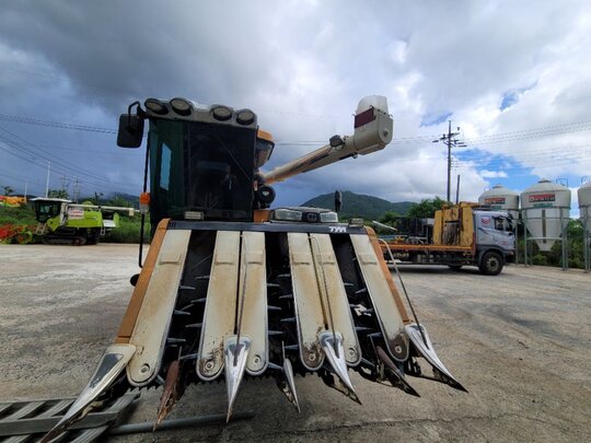 TYM 콤바인 HJ6135 (6조식) 앞좌측면