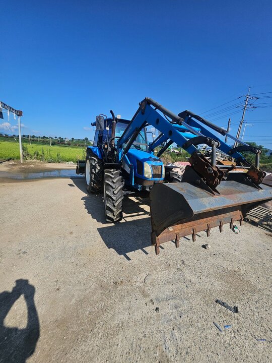 뉴홀랜드 트랙터 TL90A (90마력) 앞좌측면