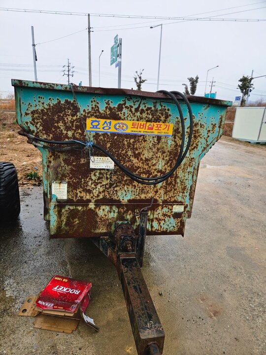 퇴비살포기 퇴비살포기 퇴비살포기 앞좌측면