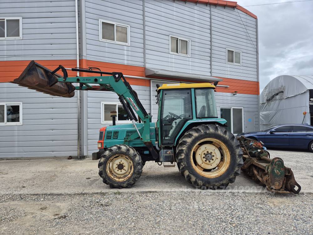 Daedong Tractor D85 (85hp) 뒤우측면