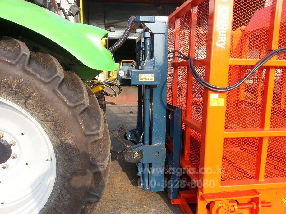  사료작물수집기(후방형) 사료작물수집기(후방형) 뒤우측면