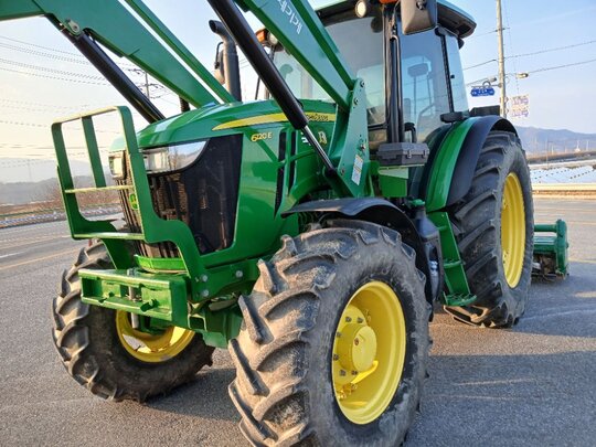 존디어 트랙터 6120E (120마력) 앞좌측면