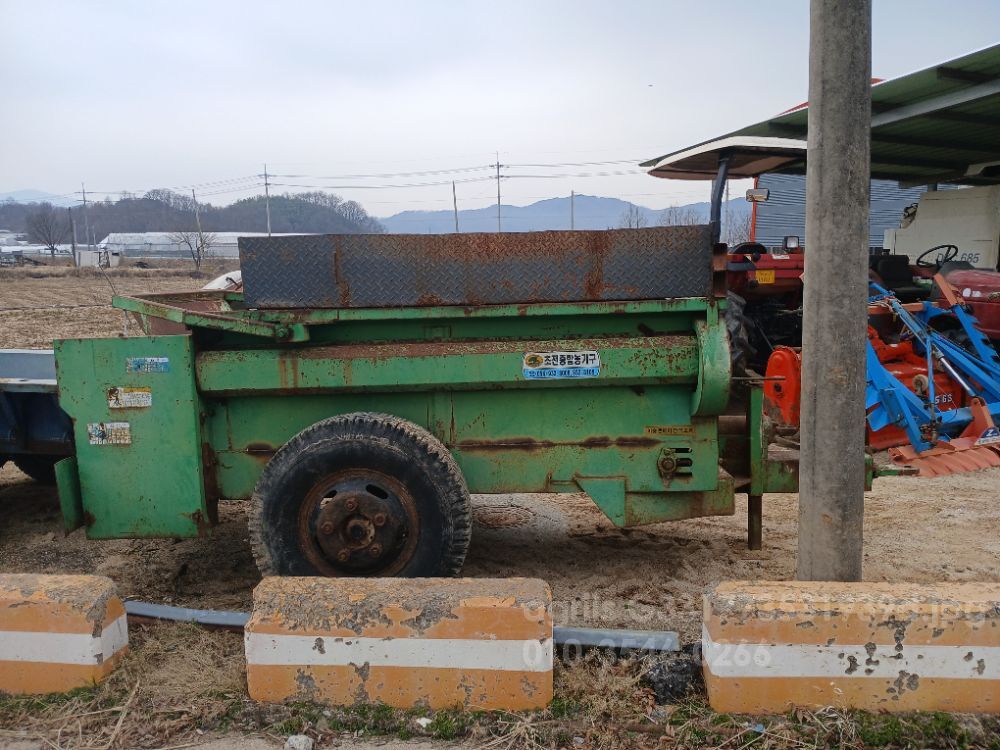 초전 퇴비살포기 cjs1400 뒤우측면