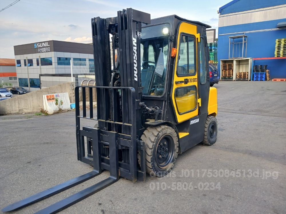 두산 3톤 3단 지게차 지게차 D30S (3.0톤) 뒤우측면