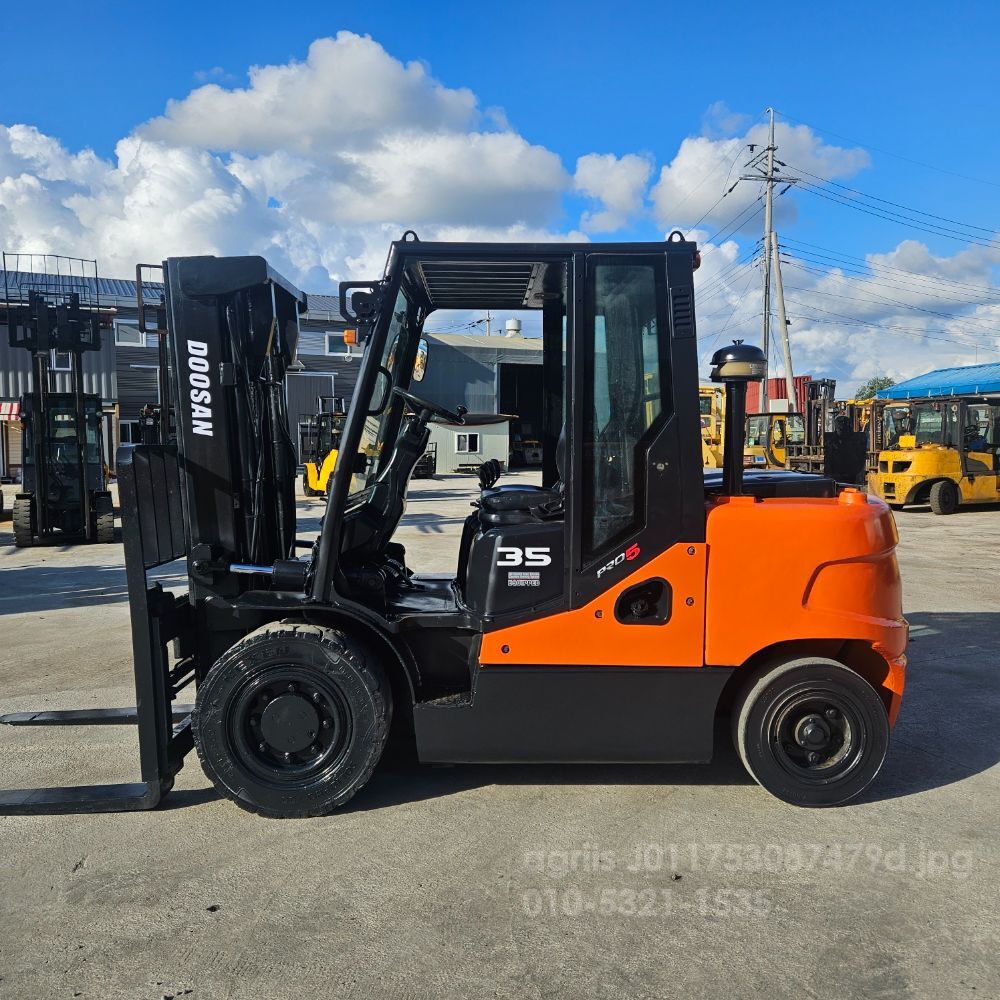 두산 지게차 D35S-5 자동발 뒤우측면