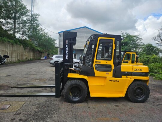 Doosan Forklift 중고 D60S 디젤 6톤 (캐빈, 편개식자동발, 덧발) 앞좌측면