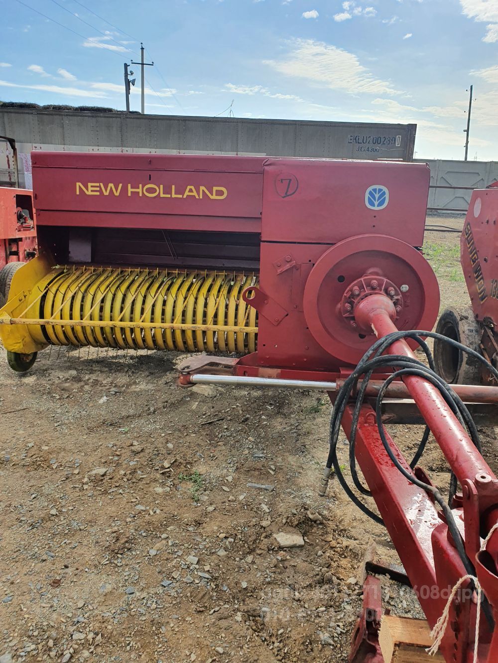 뉴홀랜드 사각베일러 565 뒤우측면