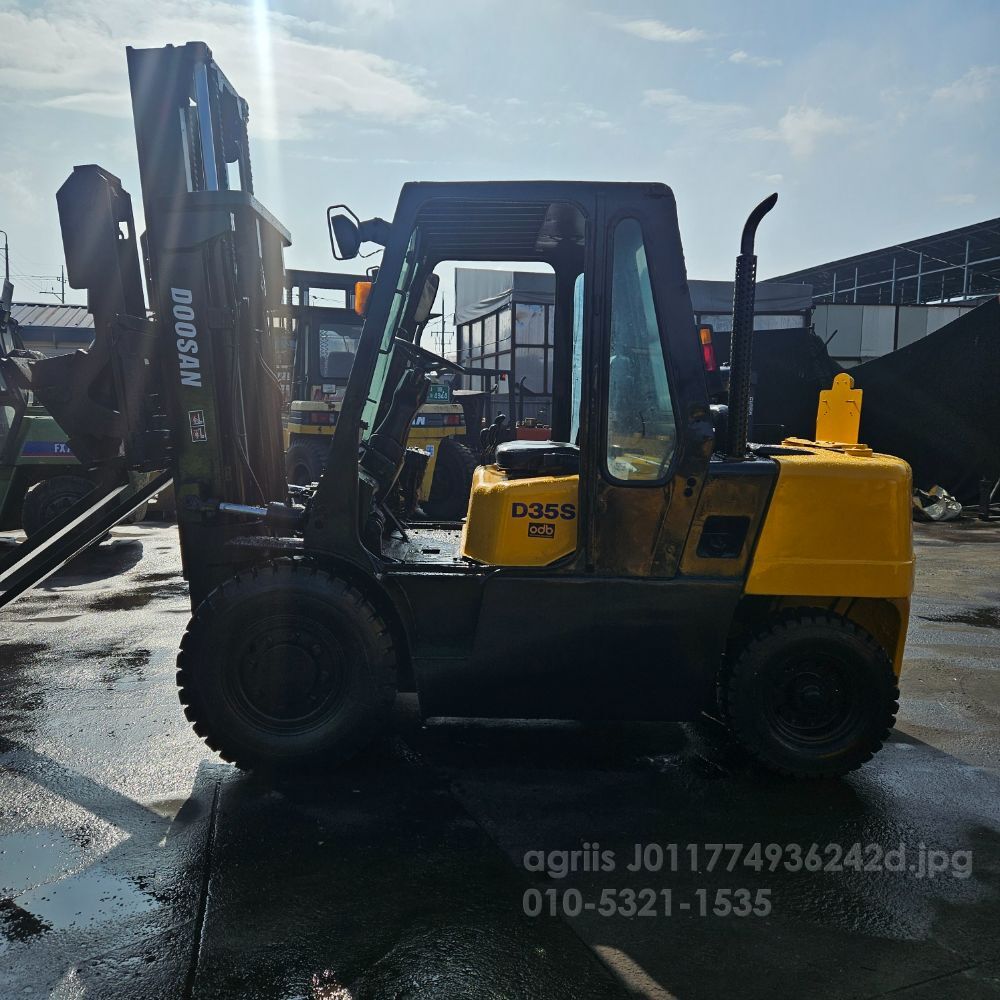 두산 지게차 D35S-2 힌지드 (3.5톤) 뒤우측면