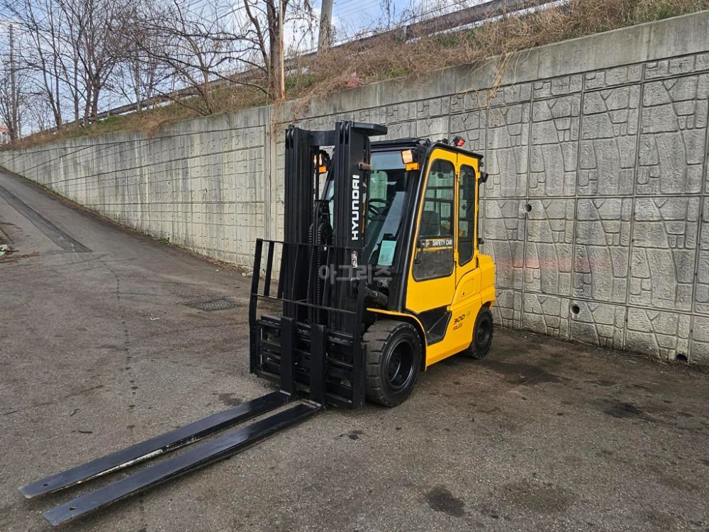 Hyundai Forklift 중고 포렉스 30D-9 디젤 3톤 3단마스트 (풀옵션) 뒤우측면