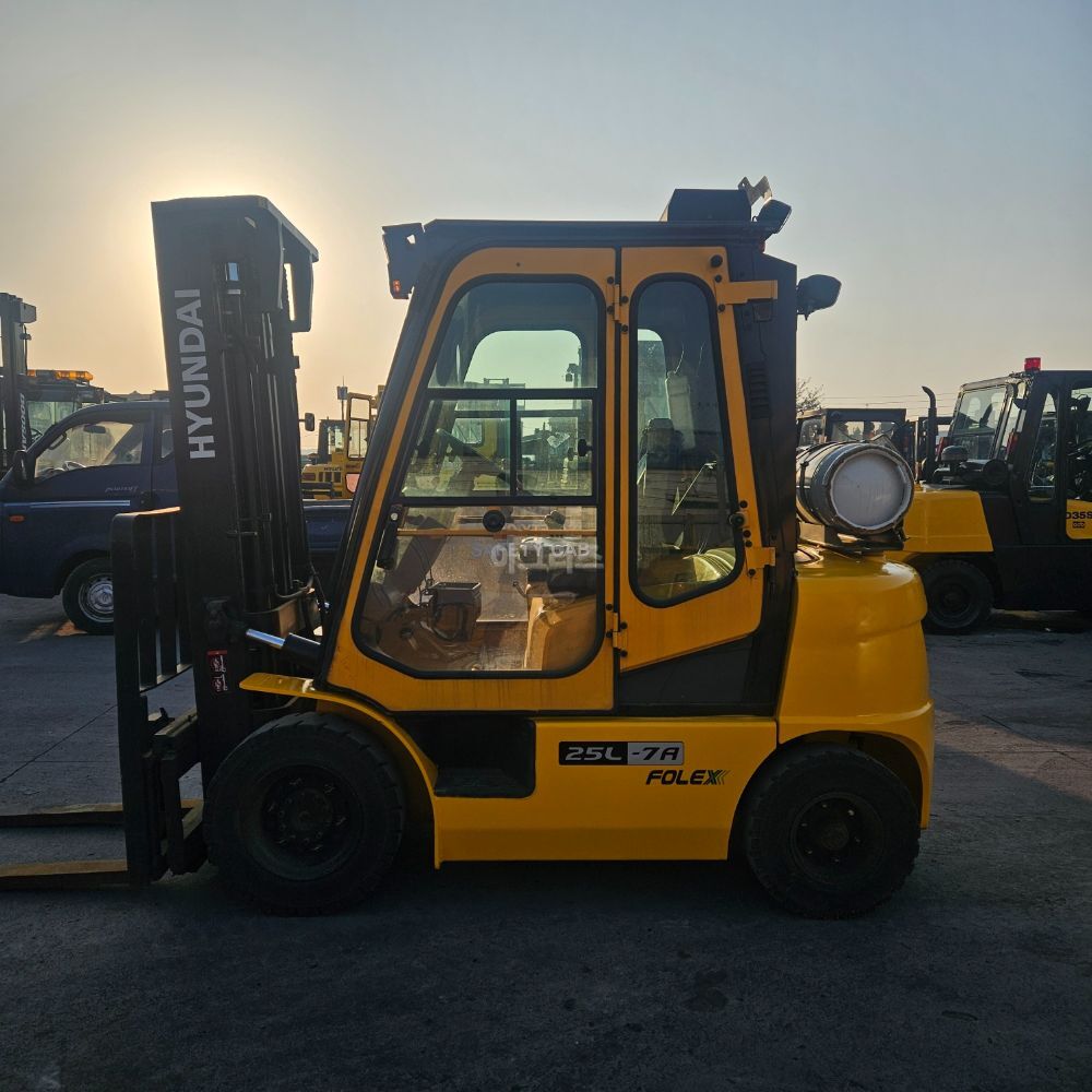 Hyundai Forklift 포렉스25L-7A (2.5톤) 뒤우측면