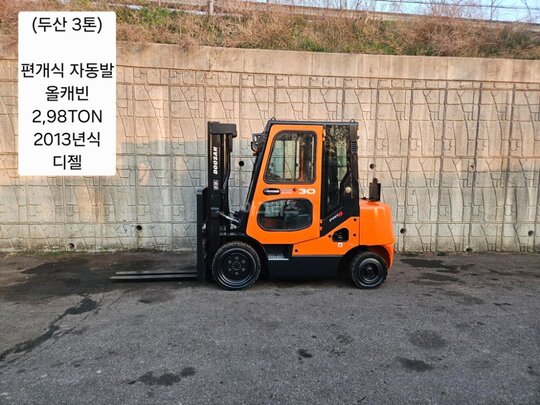 Doosan Forklift 중고 D30SE-5 디젤 3톤 (2.98톤, 편개식자동발, 올캐빈) 앞좌측면