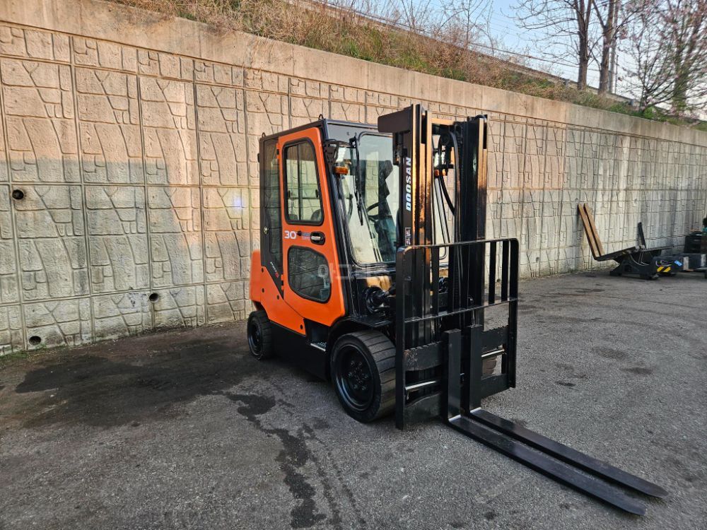 Doosan Forklift 중고 D30SE-5 디젤 3톤 (2.98톤, 편개식자동발, 올캐빈) 뒤우측면
