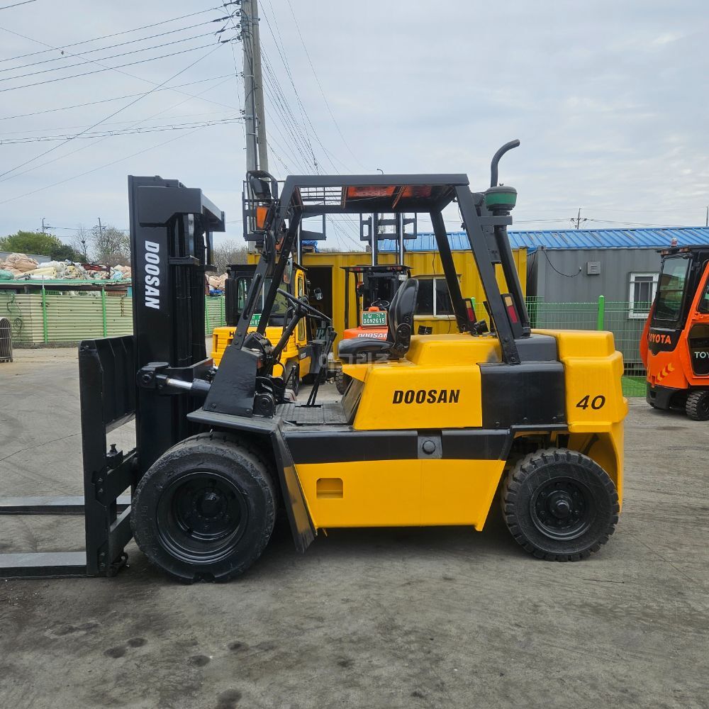 Doosan Forklift FD4톤 (4톤) 뒤우측면