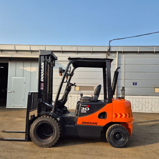 Doosan Forklift D30S-5 (3톤) 앞좌측면