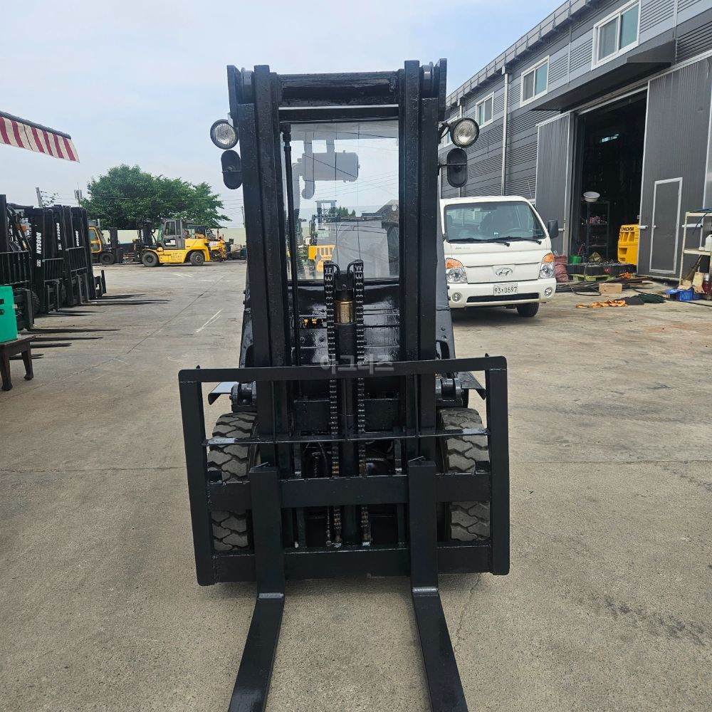 두산 지게차 FD25M (2.5톤) 뒤우측면