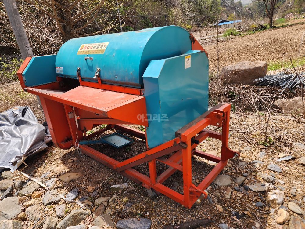 발산공업  발산 트렉터용 대형탈곡기 ESP100 뒤우측면