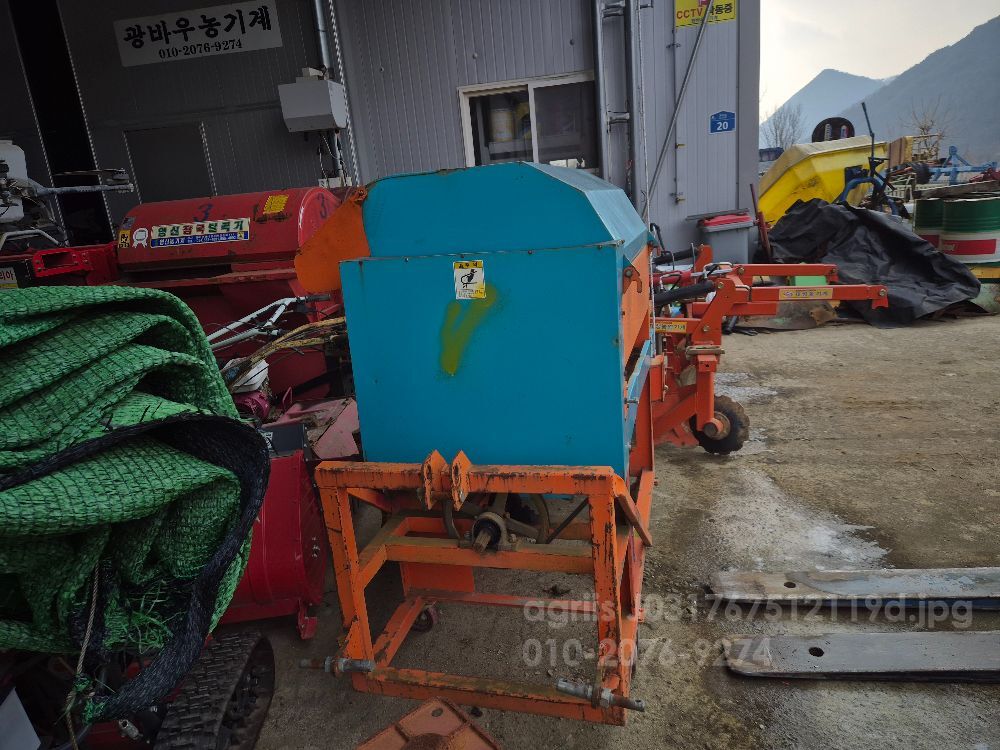  탈곡기 트랙터 및 경운기용  뒤우측면