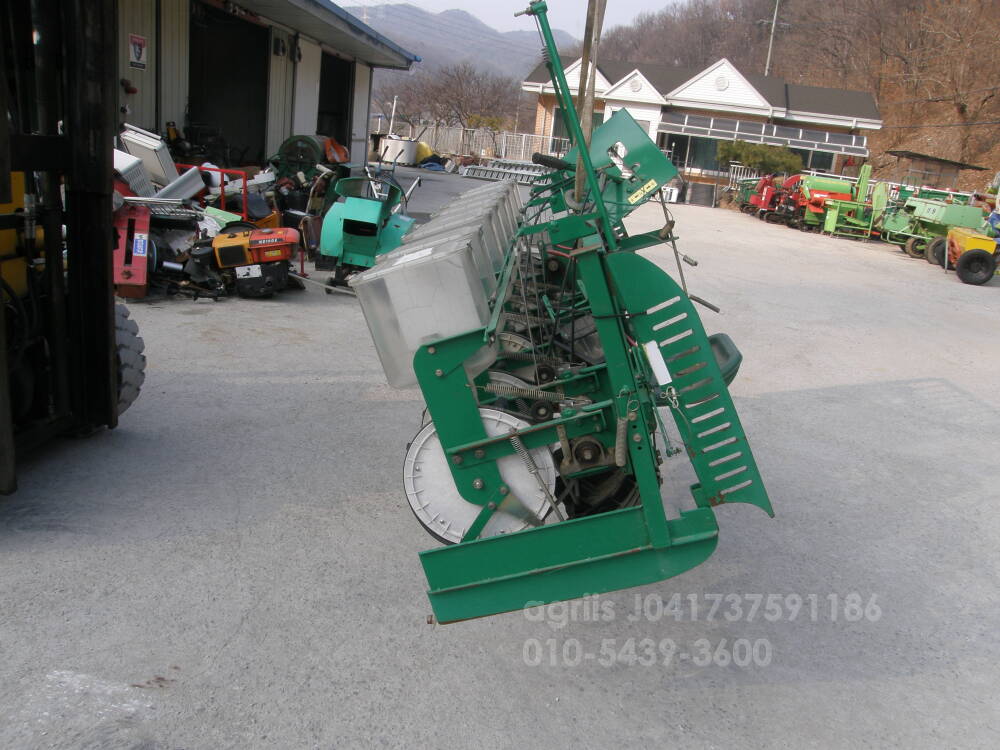  황금파종기 8조식승용관리기용 황금파종기 8조식승용관리기용  뒤우측면