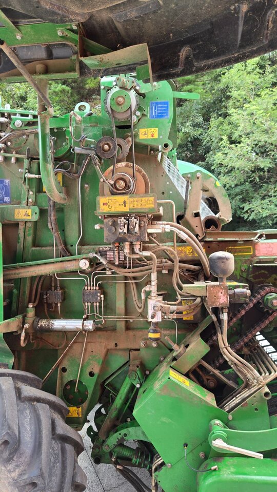 멕헤일 원형베일러 F5600 앞좌측면