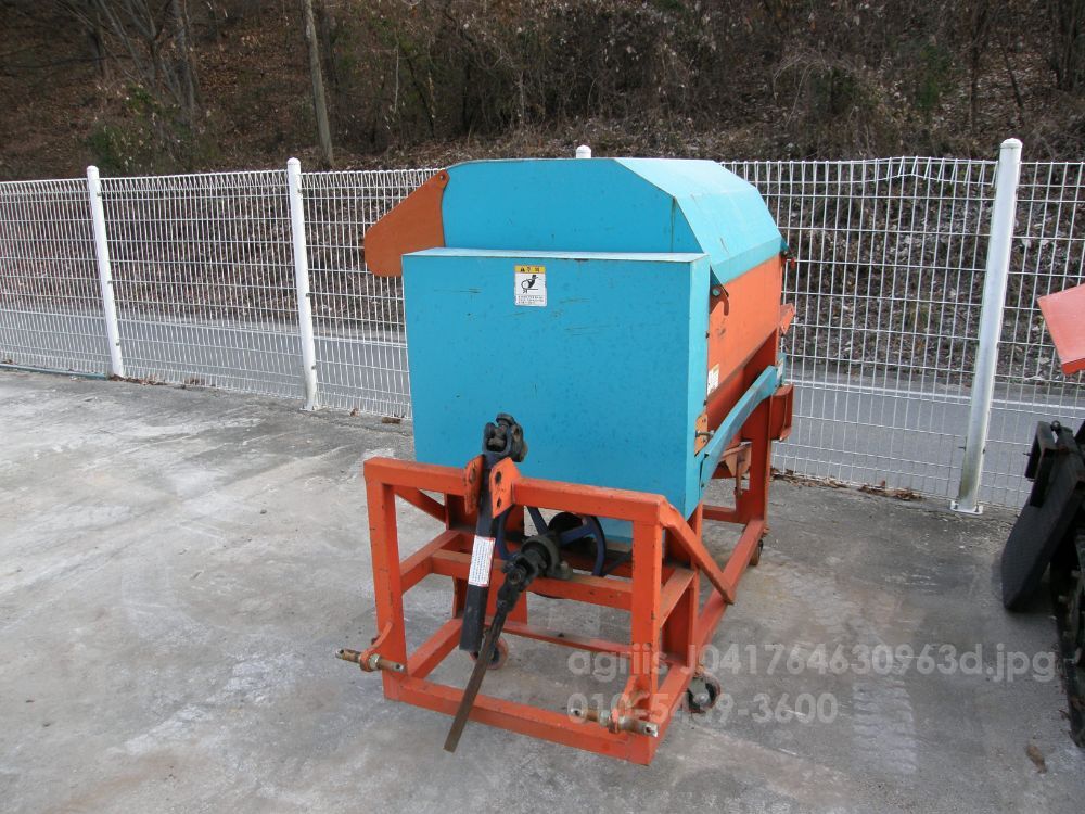 발산탈곡기 트렉터용 발산탈곡기 트렉터용 발산탈곡기 트렉터용 뒤우측면